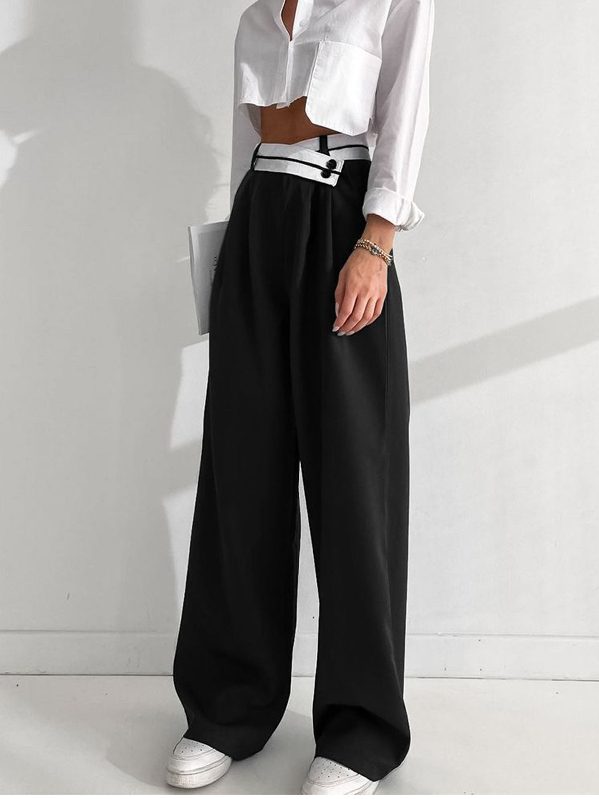 Pantalon large à taille contrastée asymétrique