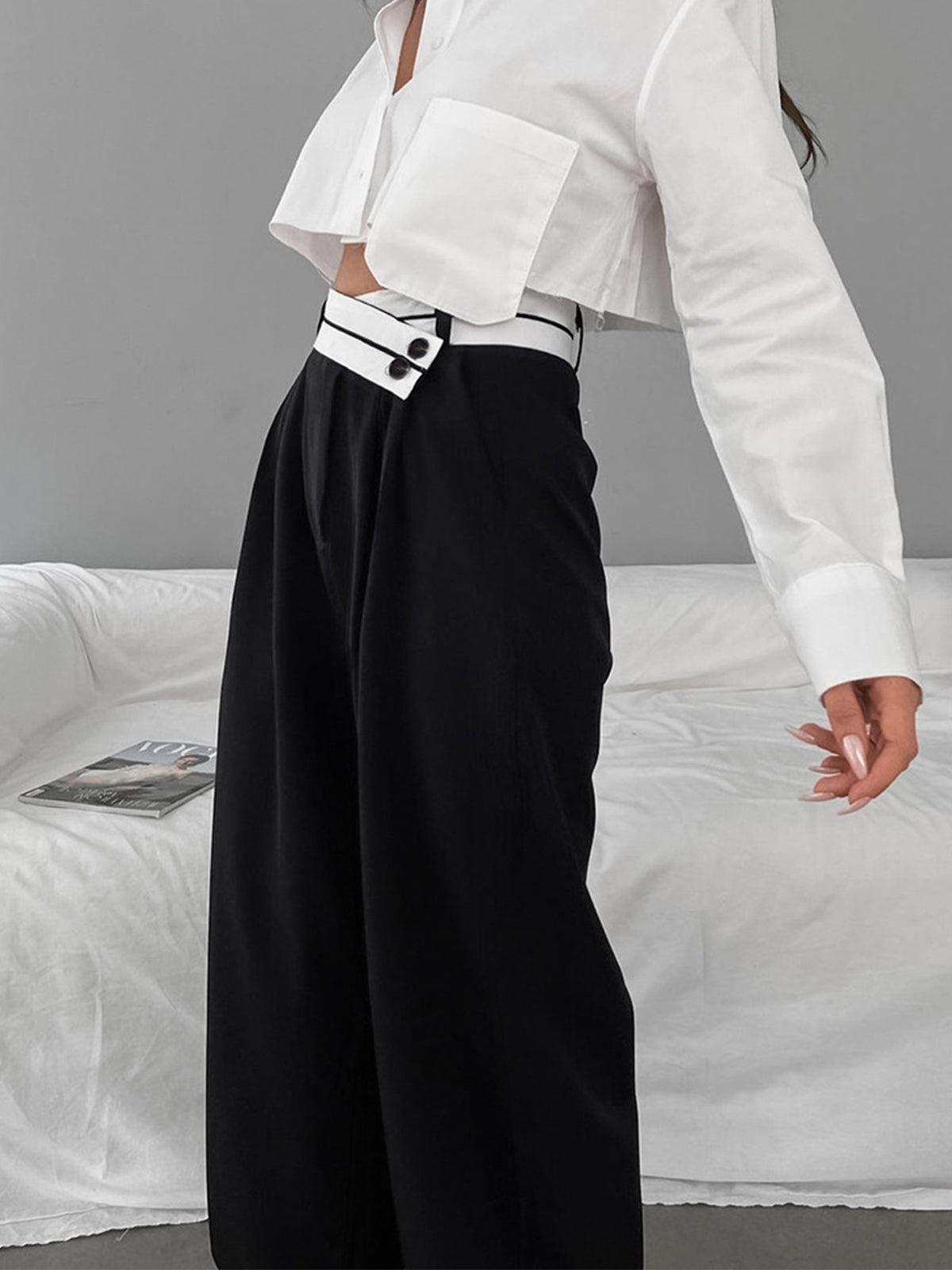 Pantalon large à taille contrastée asymétrique